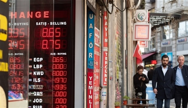 بعد أسوأ أداء في 8 أشهر.. الليرة التركية تواصل الانخفاض أمام الدولار