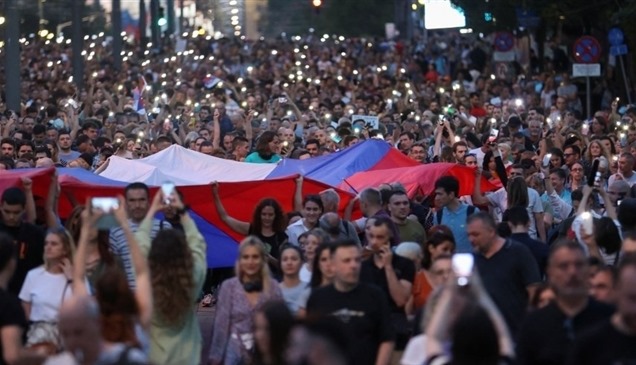 آلاف الصرب يحتجون مجدداً ضد العنف