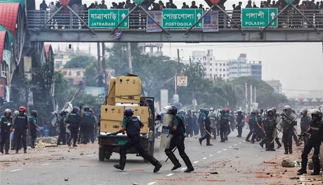 شرطة بنغلاديش تشتبك مع متظاهرين أغلقوا طرقاً رئيسية