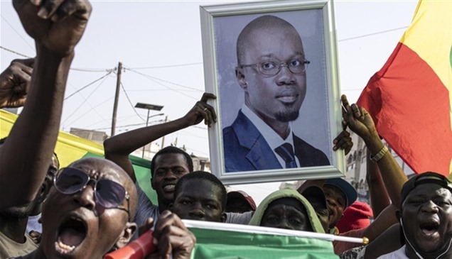 نقل المعارض السنغالي سونكو إلى العناية المركزة