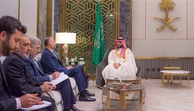 ولي العهد السعودي يلتقي وزير الخارجية الإيراني
