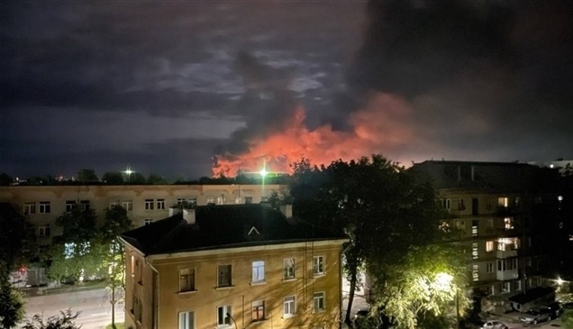 شاهد.. اشتعال النيران في مطار عسكري غرب روسيا وهجوم صاروخي على كييف