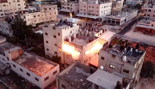 شاهد.. الجيش الإسرائيلي يفجر منزل عائلة فلسطيني نفذ هجوماً