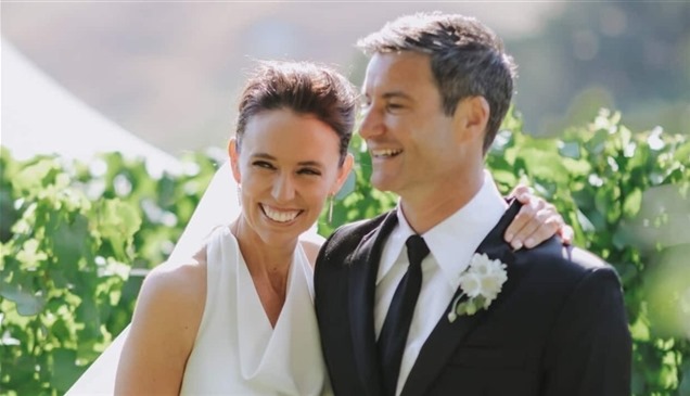 رئيسة وزراء نيوزيلندا السابقة جاسيندا أردرن تتزوج بعد تأجيل لعامين