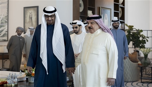 رئيس الدولة يزور ملك البحرين في مقر إقامته