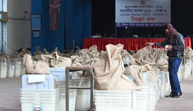 احتراق مراكز اقتراع في بنغلاديش قبيل الانتخابات 