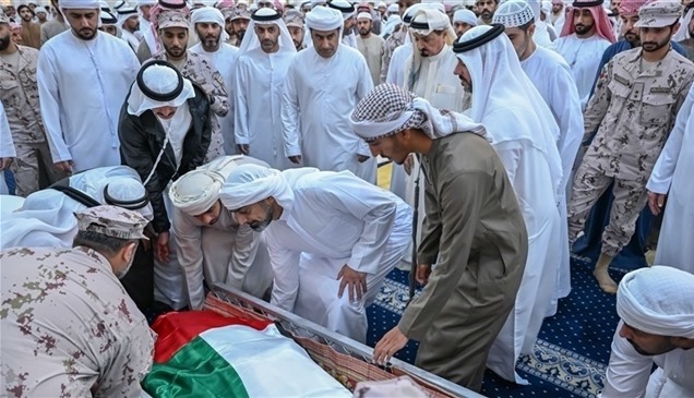 حاكم عجمان وولي عهده يؤديان صلاة الجنازة على جثمان الشهيد خليفة البلوشي