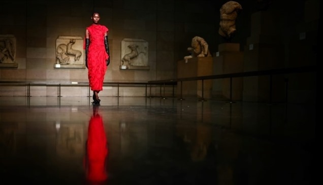 عرض أزياء في لندن يثير غضب اليونان