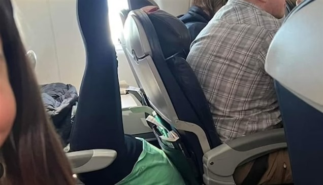 مسافرة تثير الجدل بممارستها اليوغا على متن الطائرة