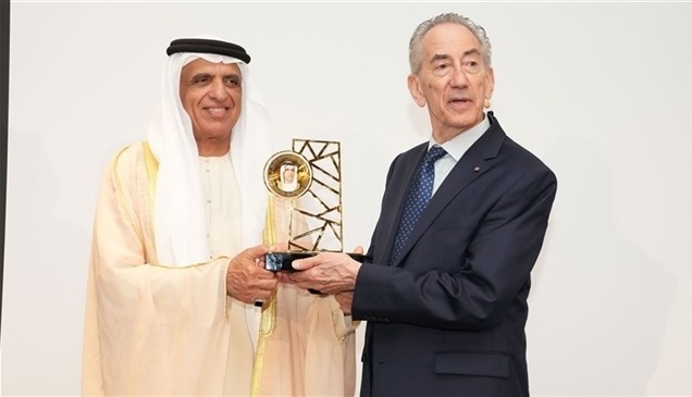 حاكم رأس الخيمة يمنح جائزة الشيخ سعود العالمية للبروفيسور مايكل كلاين