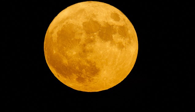 "القمر العملاق" يضيء سماء كاليفورنيا