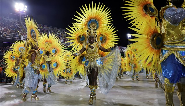 راقصو السامبا يتنافسون في كرنفال ريو دي جانيرو