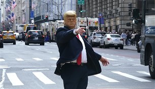 منتحل ترامب ينظم حركة المرور في نيويورك