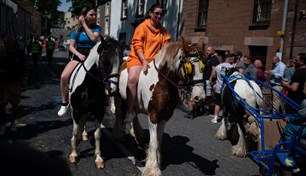 تجمع غجري في مهرجان أبلبي للخيول