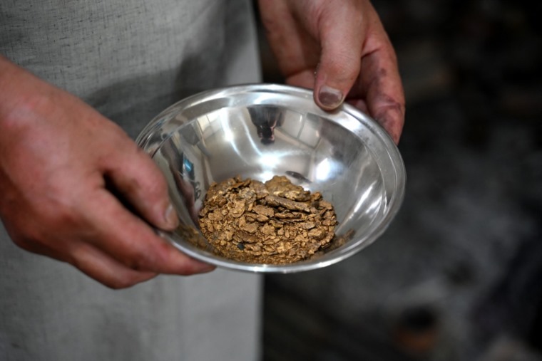 صائع ذهب في أفغانستان (أ ف ب)